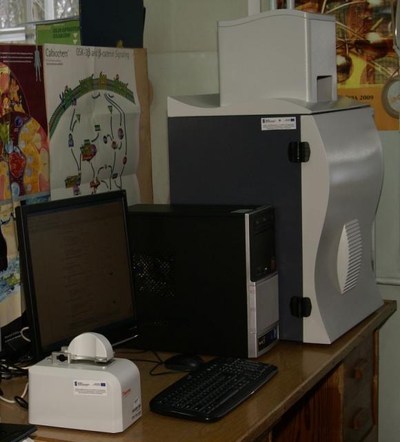 Spektrofotometr i zestaw do analizy i dokumentacji żeli